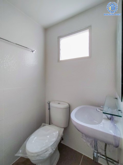 บ้านมืองสองตกแต่งใหม่ ม.พระปิ่น 2 บรมราชชนนี บ้านพร้อมอยู่ หลังใหญ่ บนเนื้อที่ 25.5 ตร.ว. ฟังก์ชัน 2 ห้องนอน 2 ห้องน้ำ 1 ที่จอดรถ บนทำเลศักยภาพ เดินทางสะดวก เชื่อมต่อถ.บรมราชชนนี, ถ.ศาลาธรรมสพ ใกล้ม.มหิดล และจุดขึ้นทางด่วน "ศรีรัช"